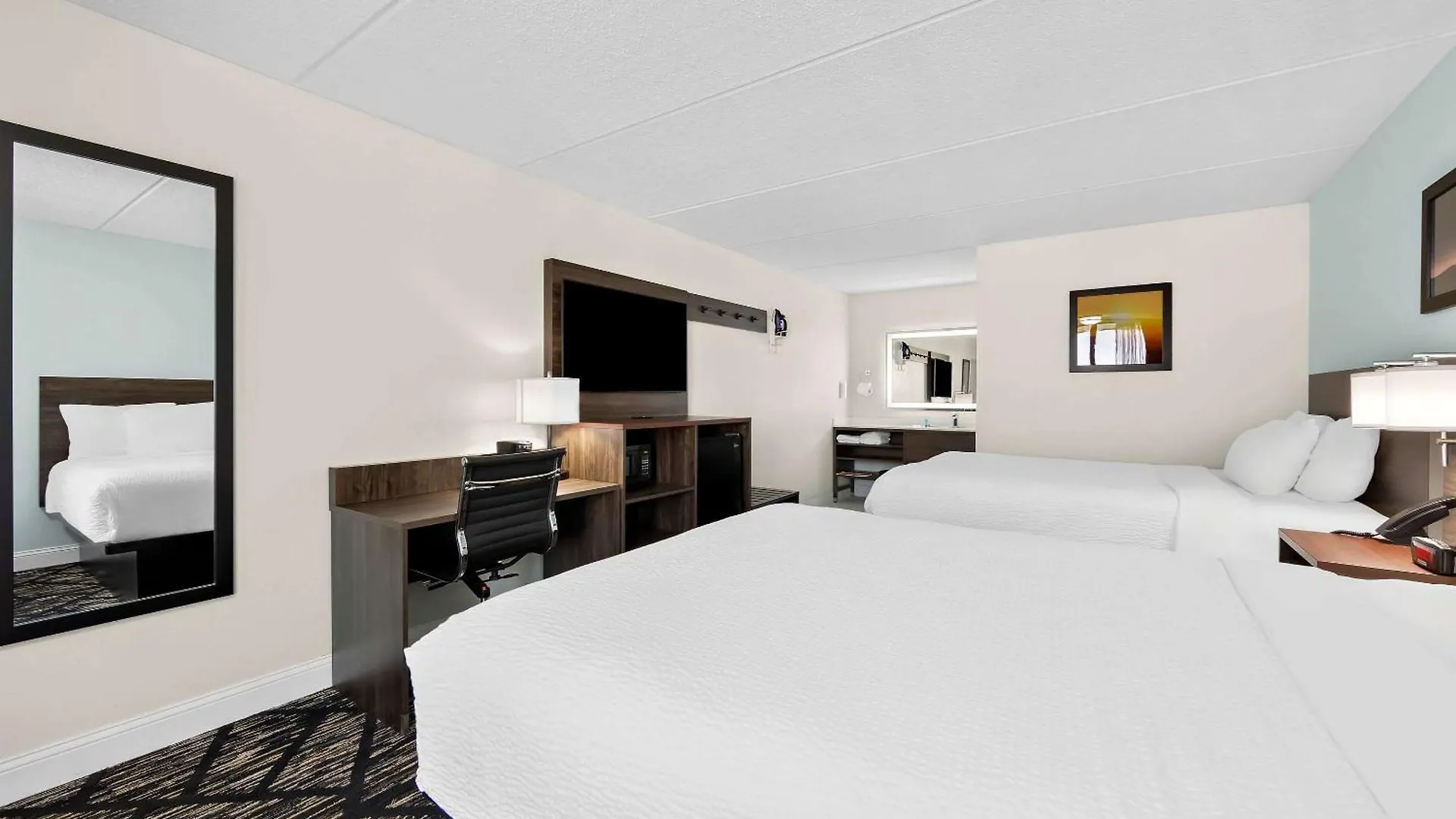 Hotel Clarion & Near The Leconte Center 2*