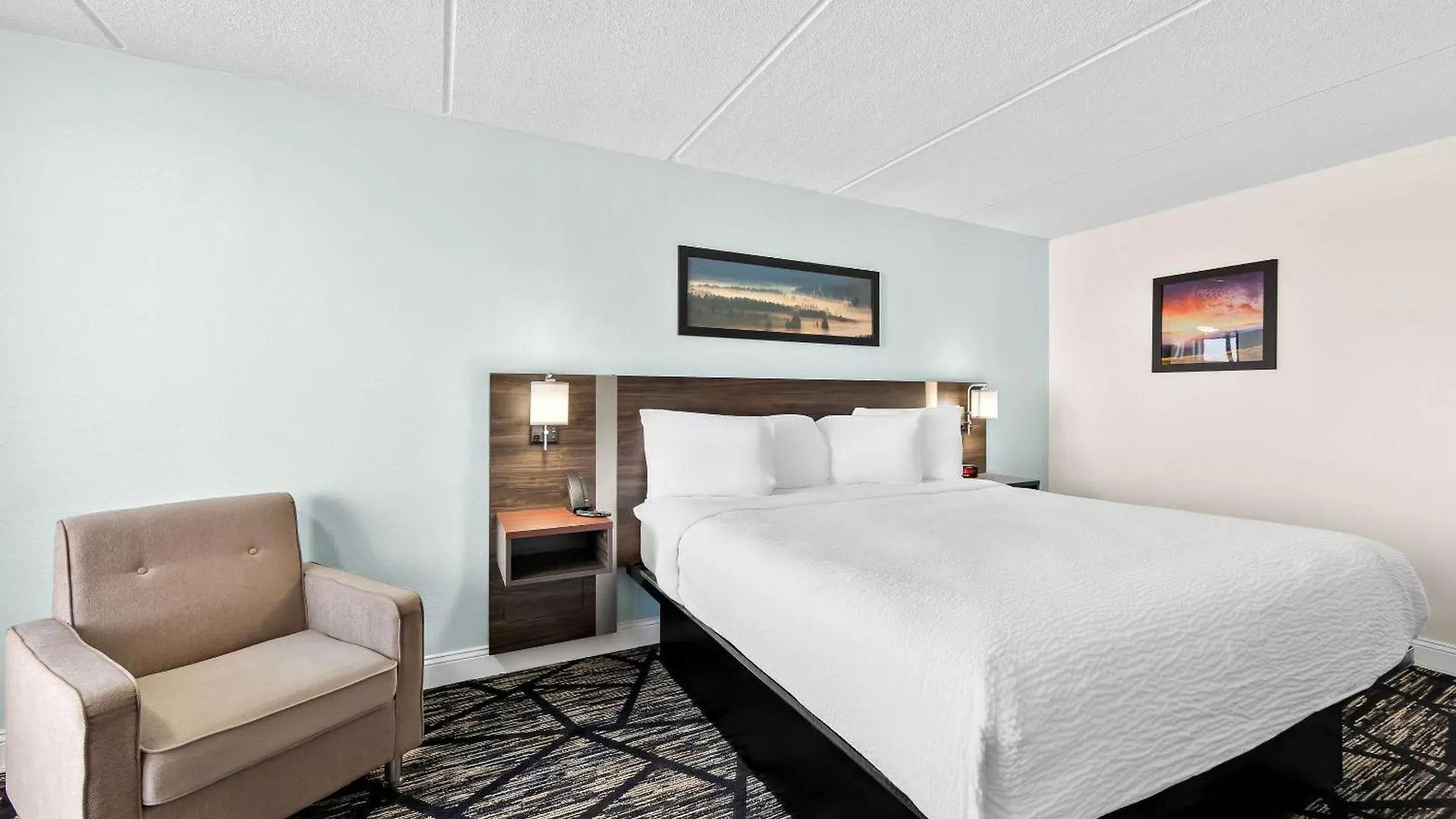 Hotel Clarion & Near The Leconte Center Pigeon Forge