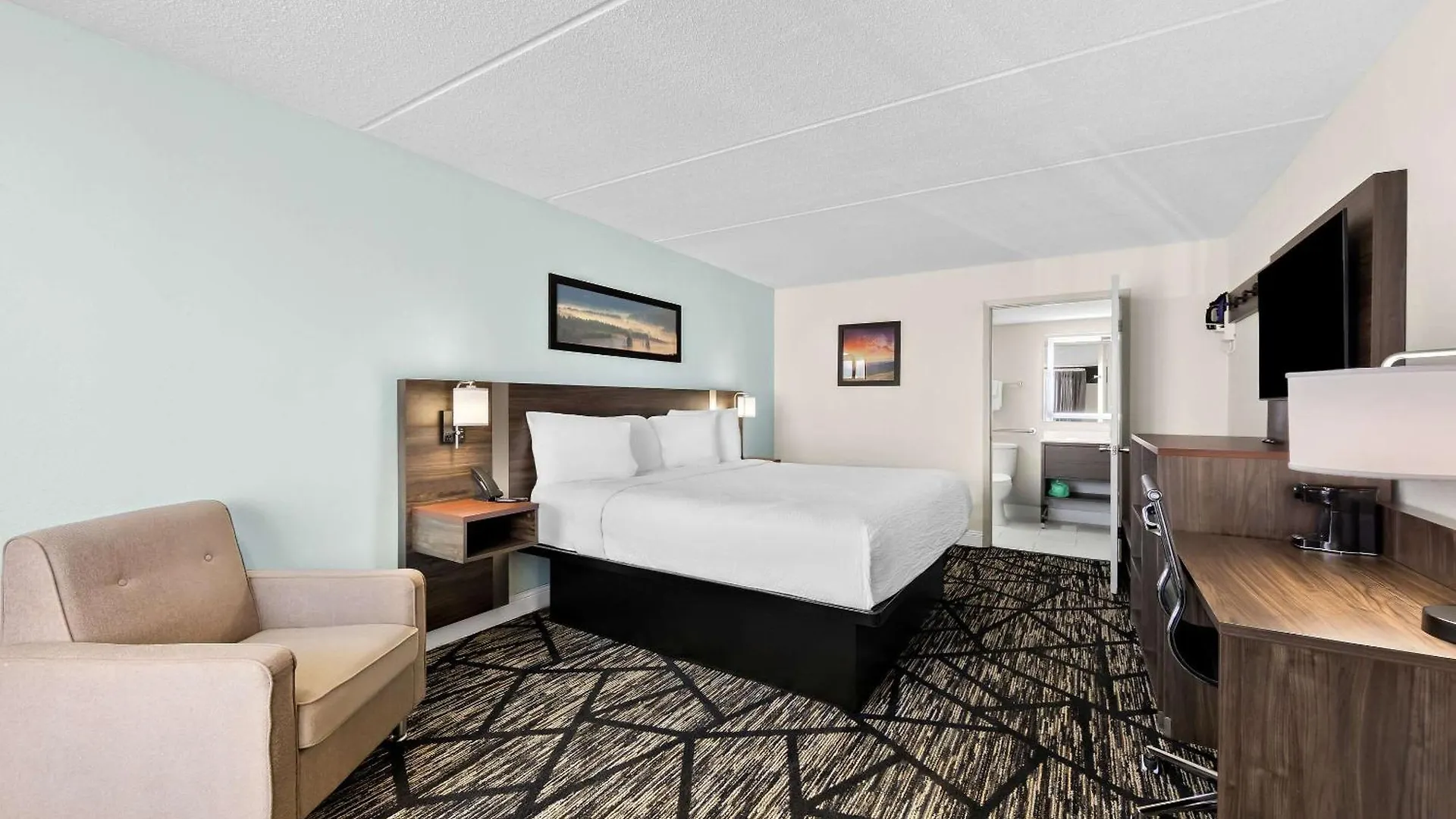 Hotel Clarion & Near The Leconte Center