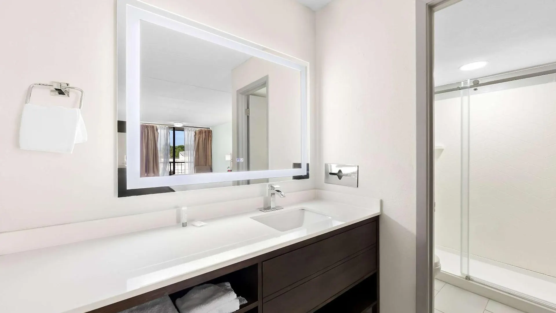 Clarion & Near The Leconte Center Hotel 2*