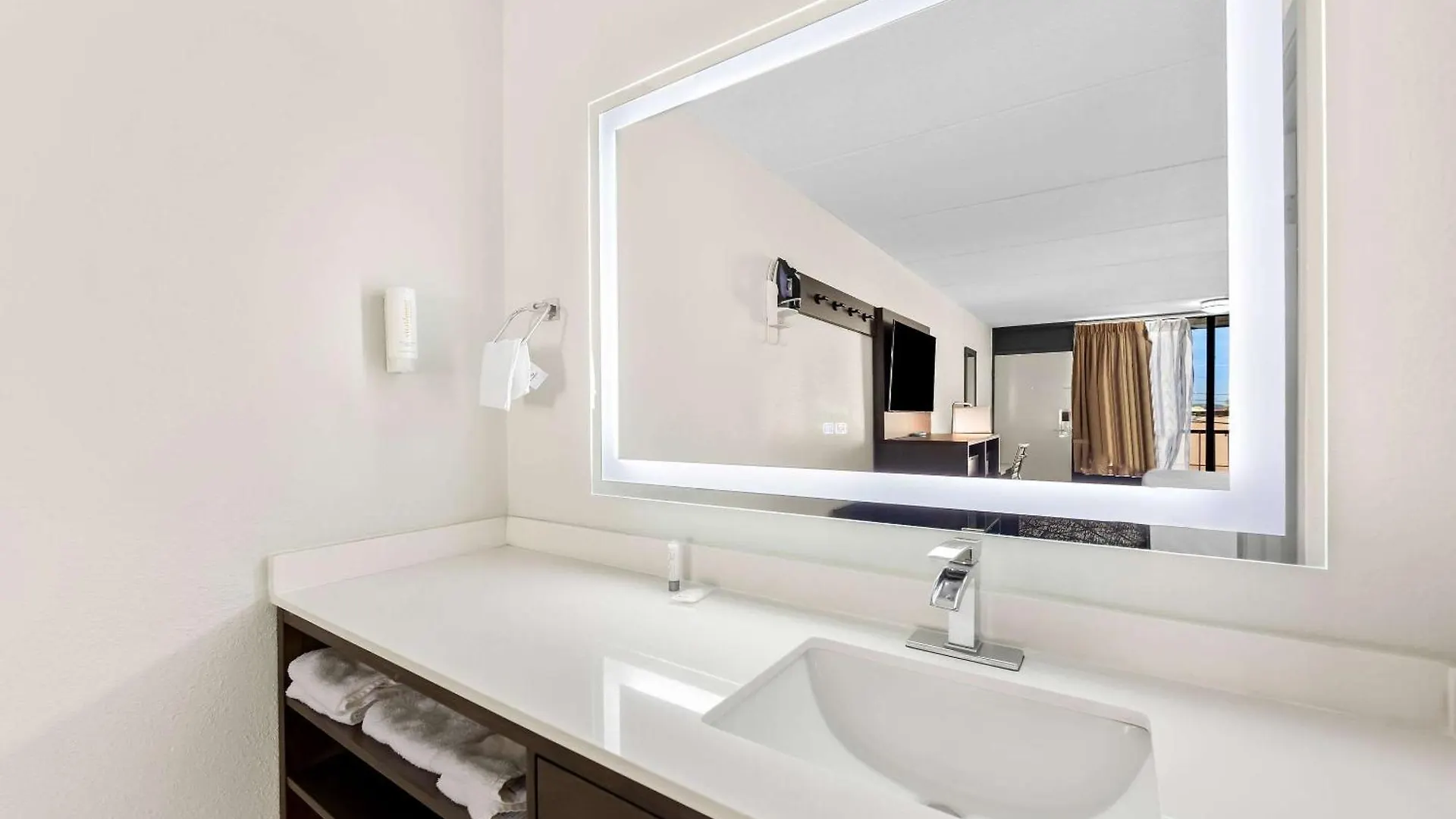Hotel Clarion & Near The Leconte Center 2*