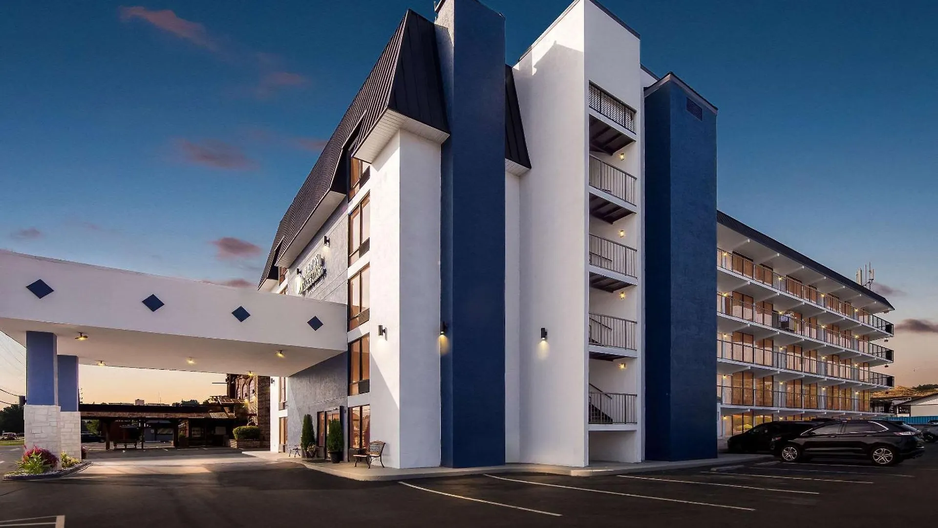 Hotel Clarion & Near The Leconte Center Pigeon Forge