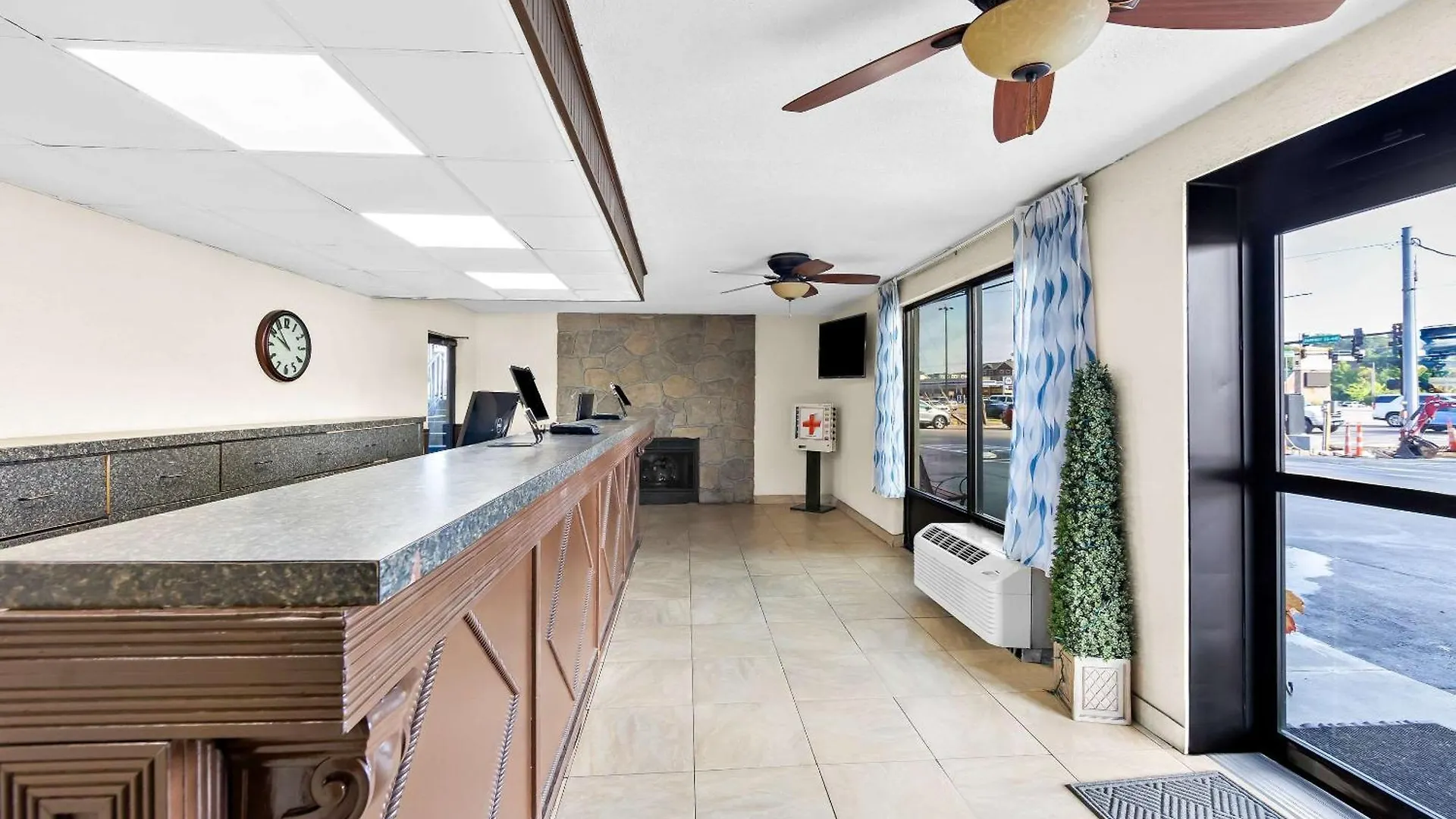 Clarion & Near The Leconte Center Hotel 2*