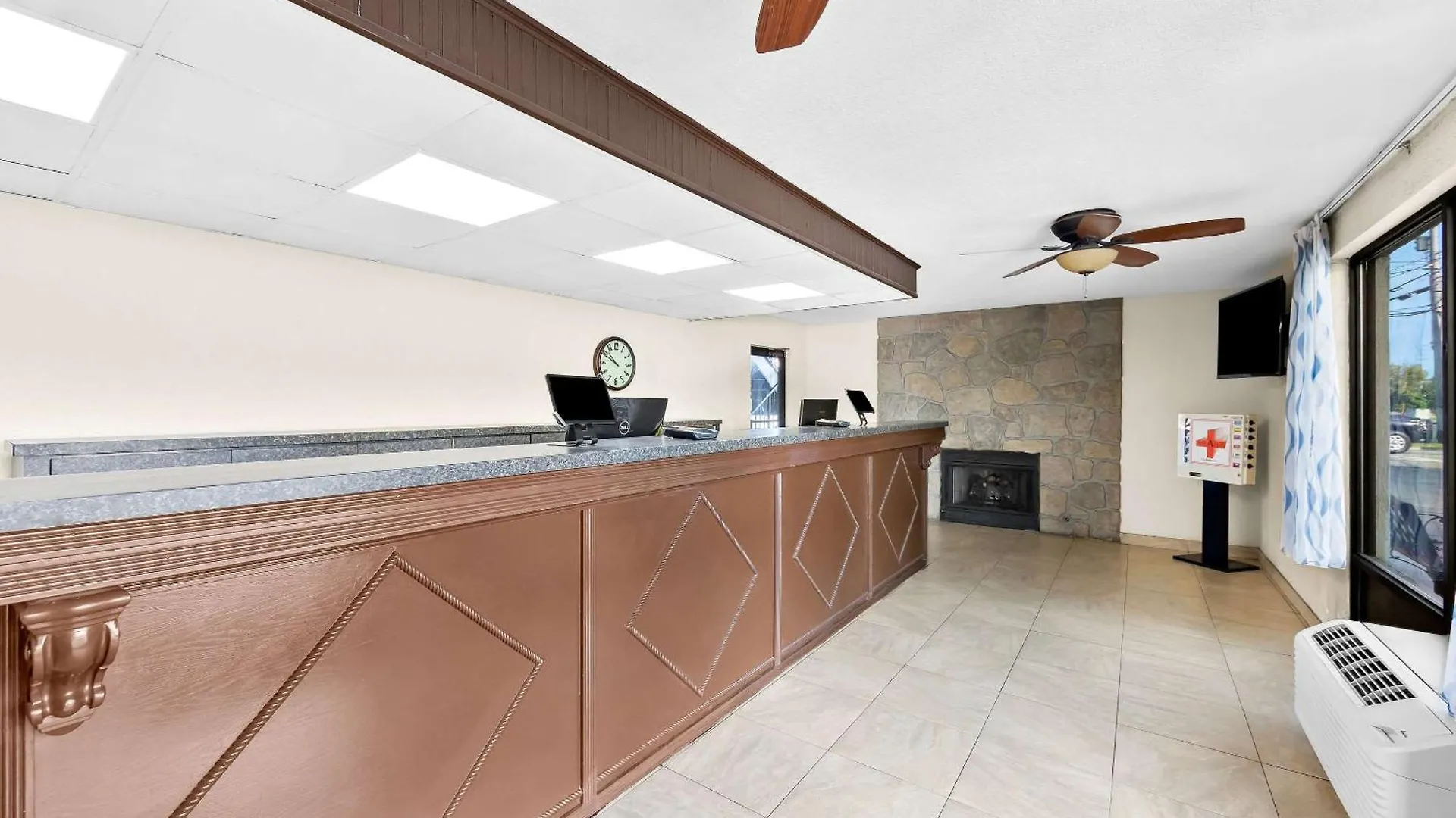 Hotel Clarion & Near The Leconte Center 2*