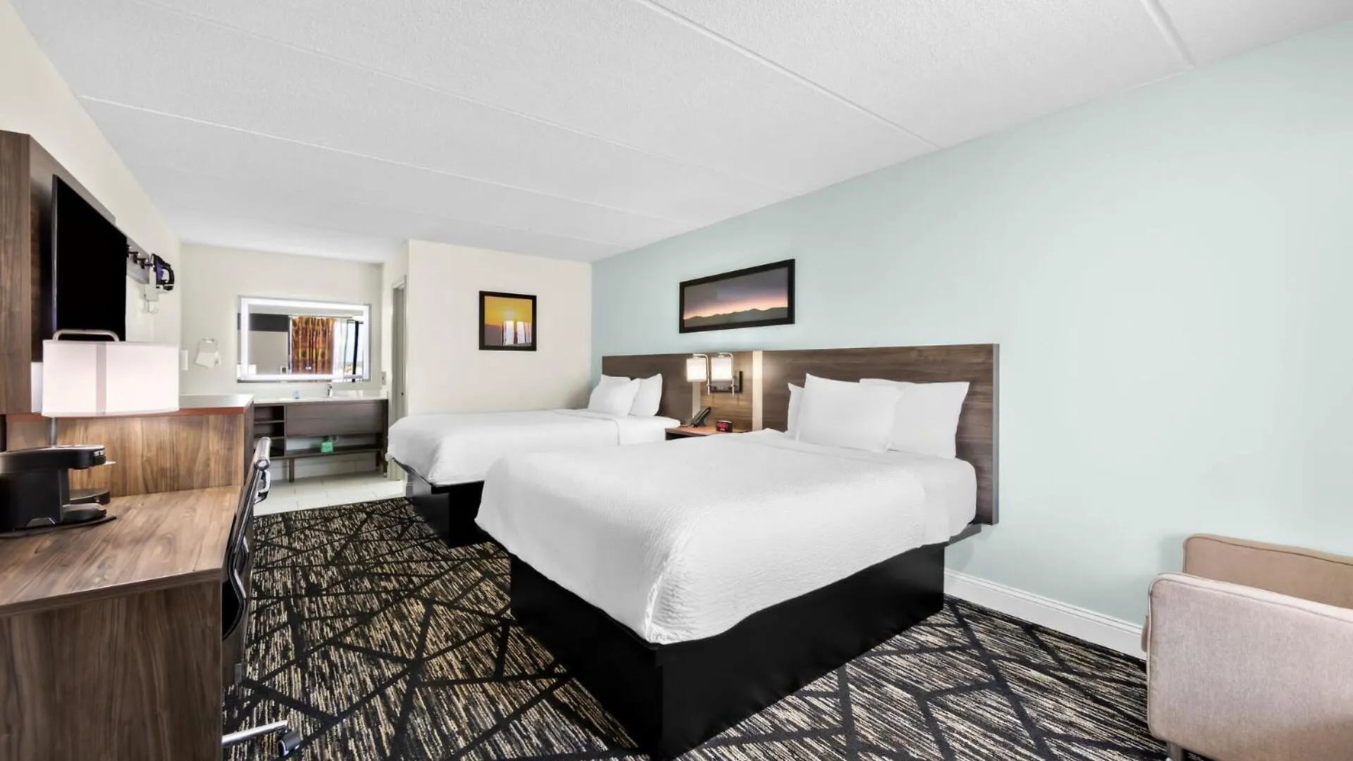 Hotel Clarion & Near The Leconte Center 2*