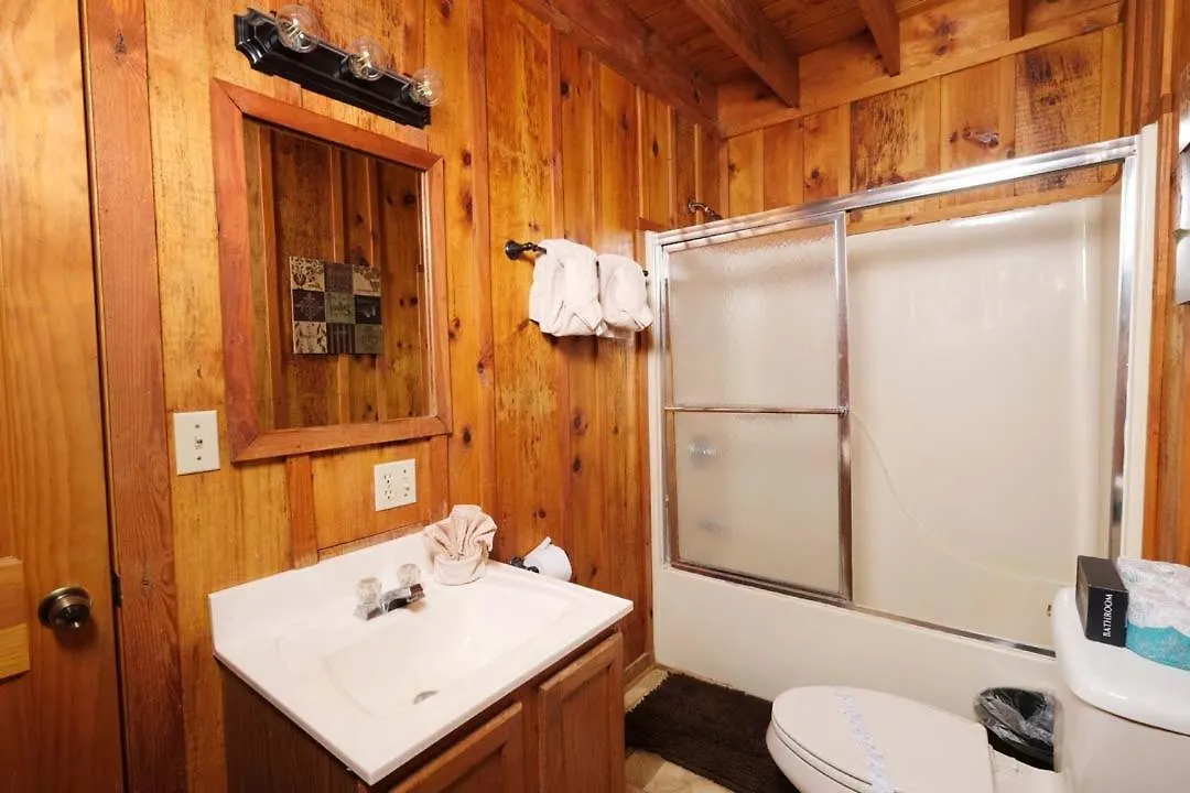 Romantic 1br Hot Tub Free Attraction Tickets Holiday home Pigeon Forge