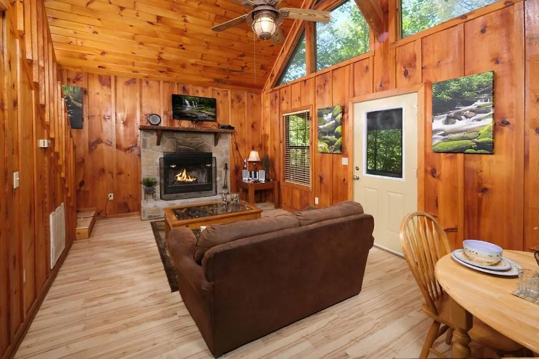 Romantic 1br Hot Tub Free Attraction Tickets Holiday home Pigeon Forge