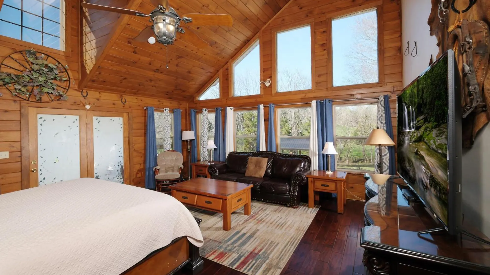 Ferienhaus 7br Sleeps 34 Outdoor Pool Fire Pit Secluded Free Attraction Tickets Pigeon Forge