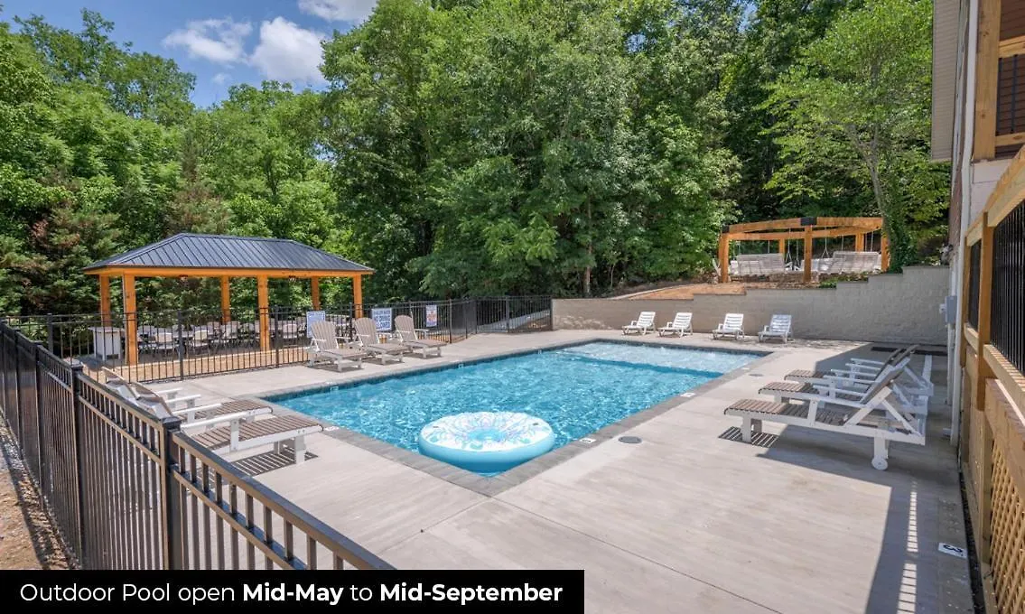 Ferienhaus 7br Sleeps 34 Outdoor Pool Fire Pit Secluded Free Attraction Tickets Pigeon Forge