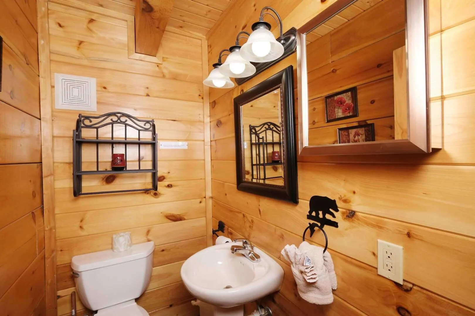 Holiday home Romantic And Spacious 1br Gameroom Hot Tub Free Attraction Tickets Pigeon Forge