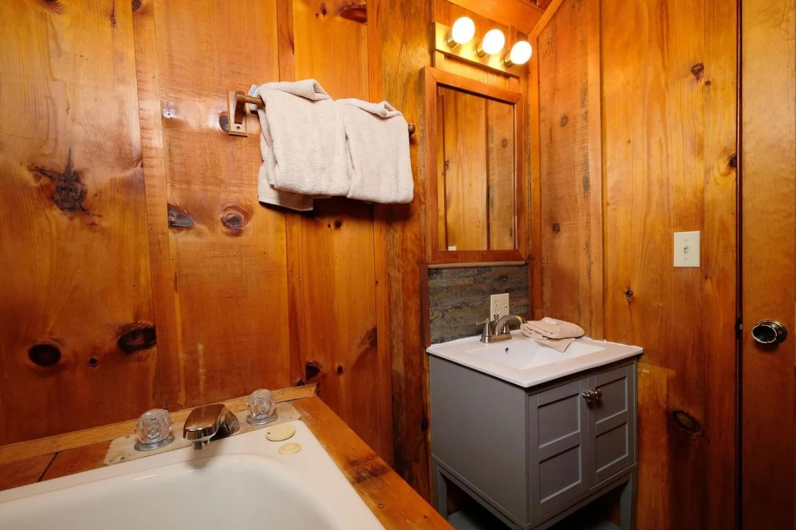 Romantic 1br Hot Tub Free Attraction Tickets