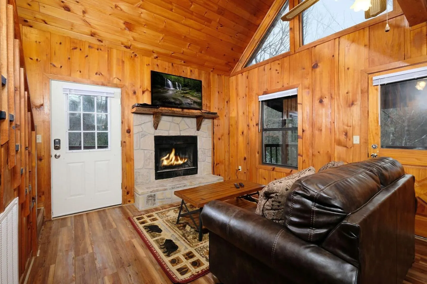 Romantic 1br Hot Tub Free Attraction Tickets Holiday home Pigeon Forge