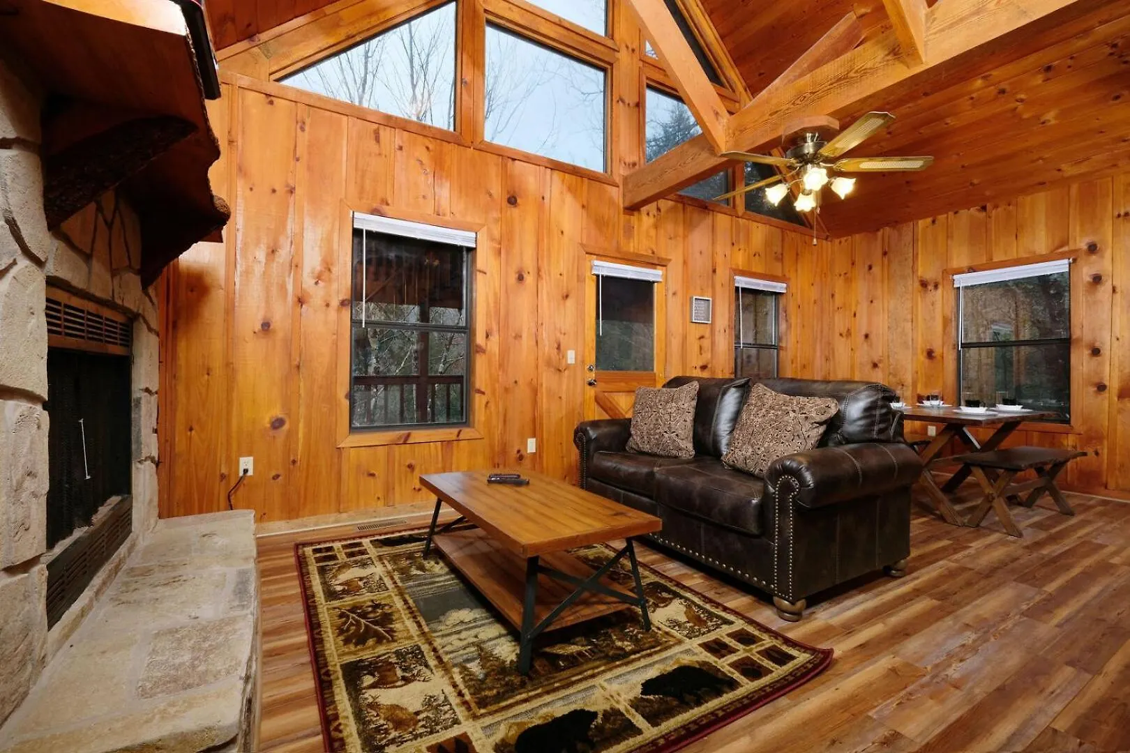 Romantic 1br Hot Tub Free Attraction Tickets Holiday home Pigeon Forge
