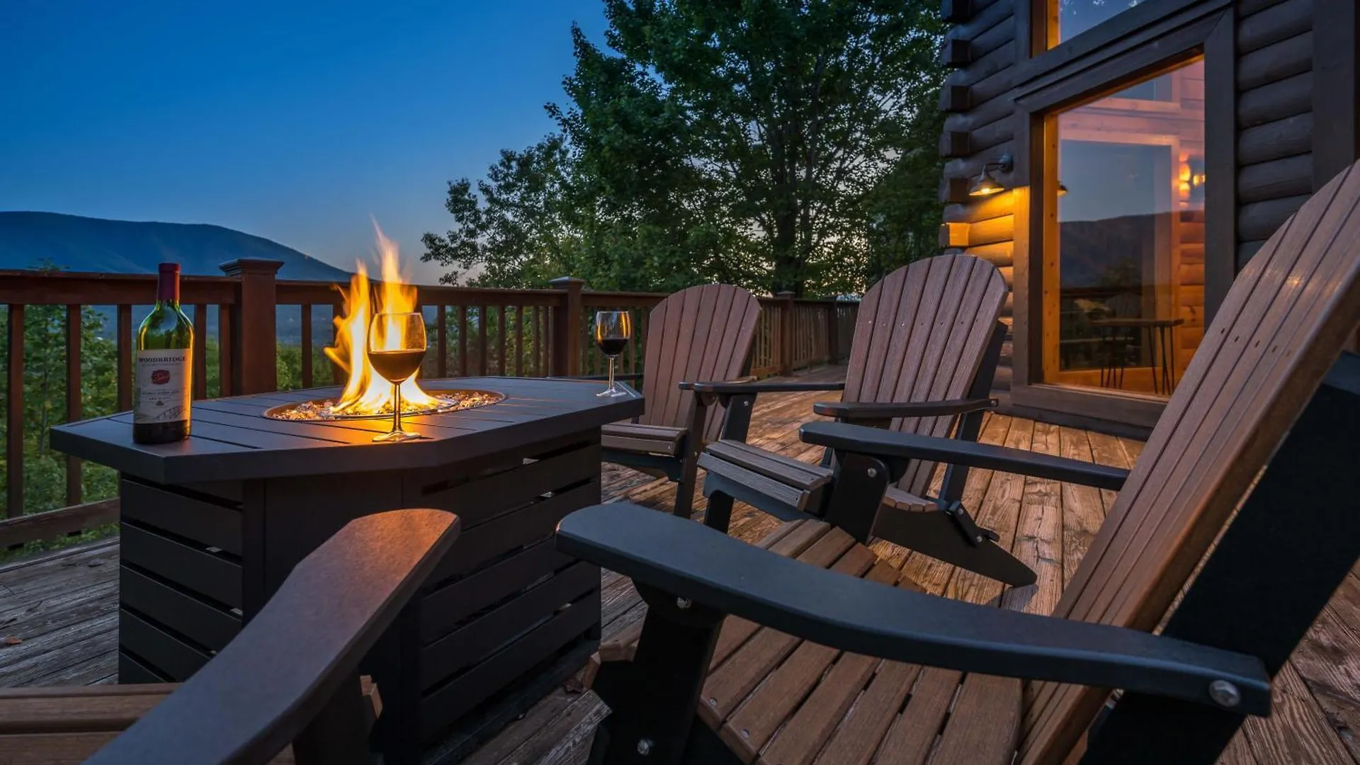 Дом отдыха Breathtaking 5-bedroom Getaway With Game Room, Hot Tub, And Theatre