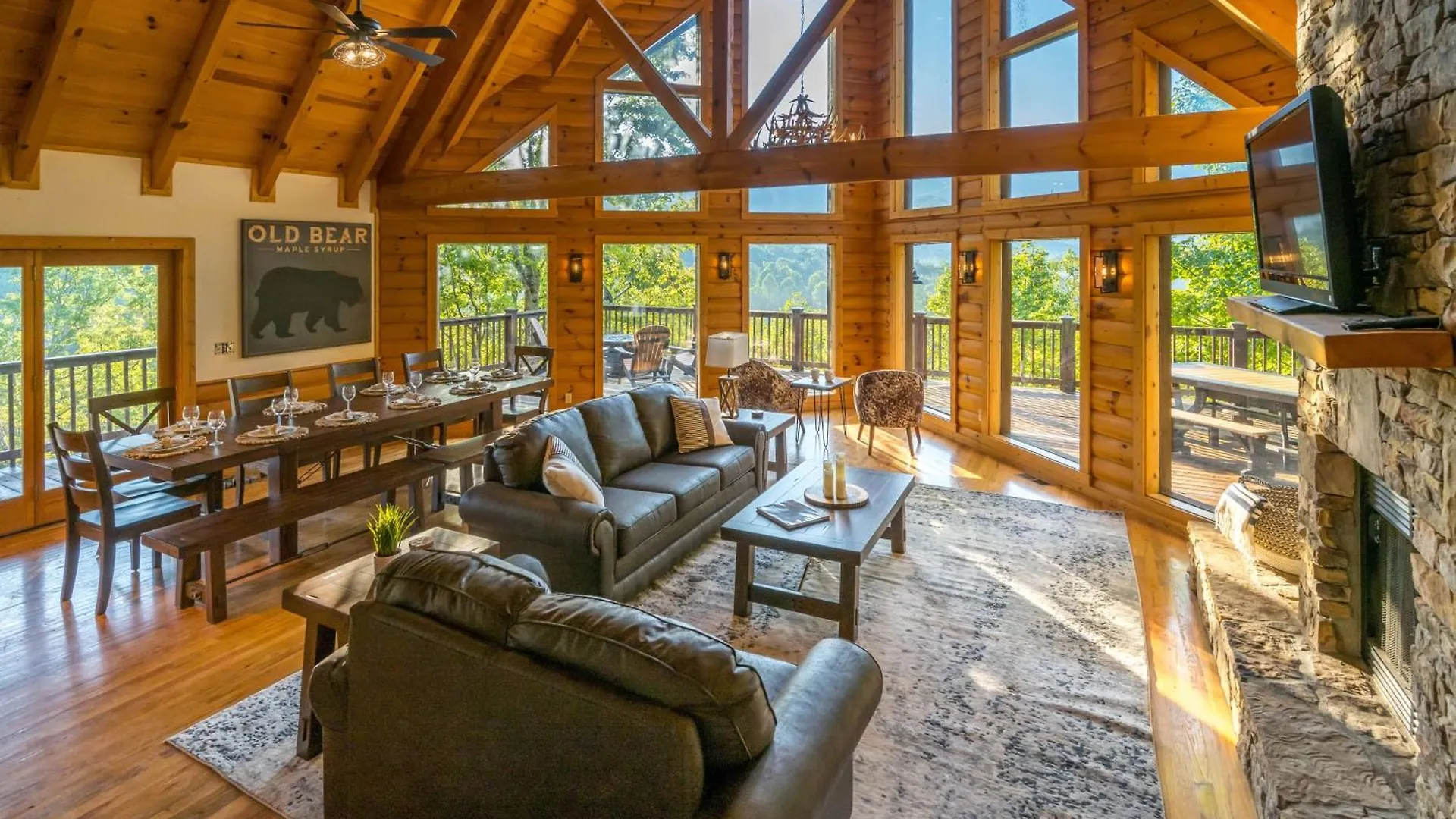Дом отдыха Breathtaking 5-bedroom Getaway With Game Room, Hot Tub, And Theatre