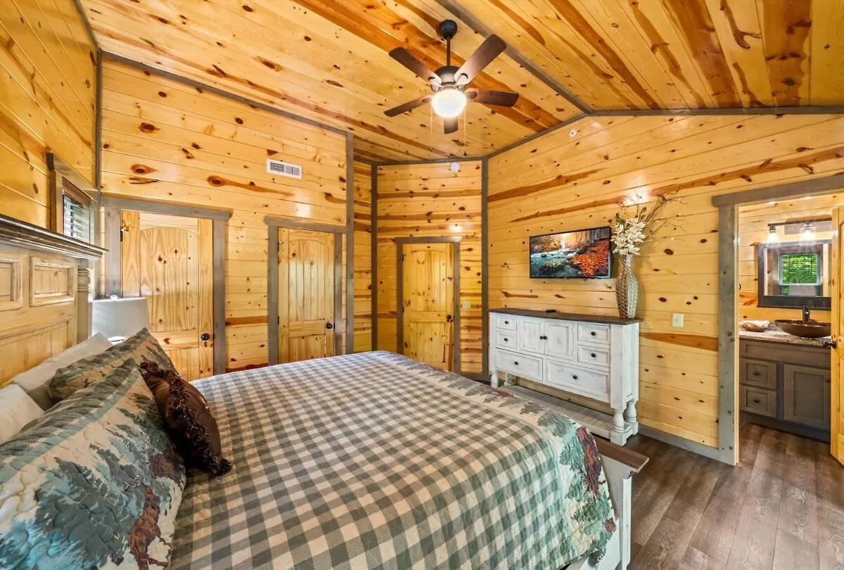 Holiday home Indoor Pool, Near Dollywood, Theater, Luxury *