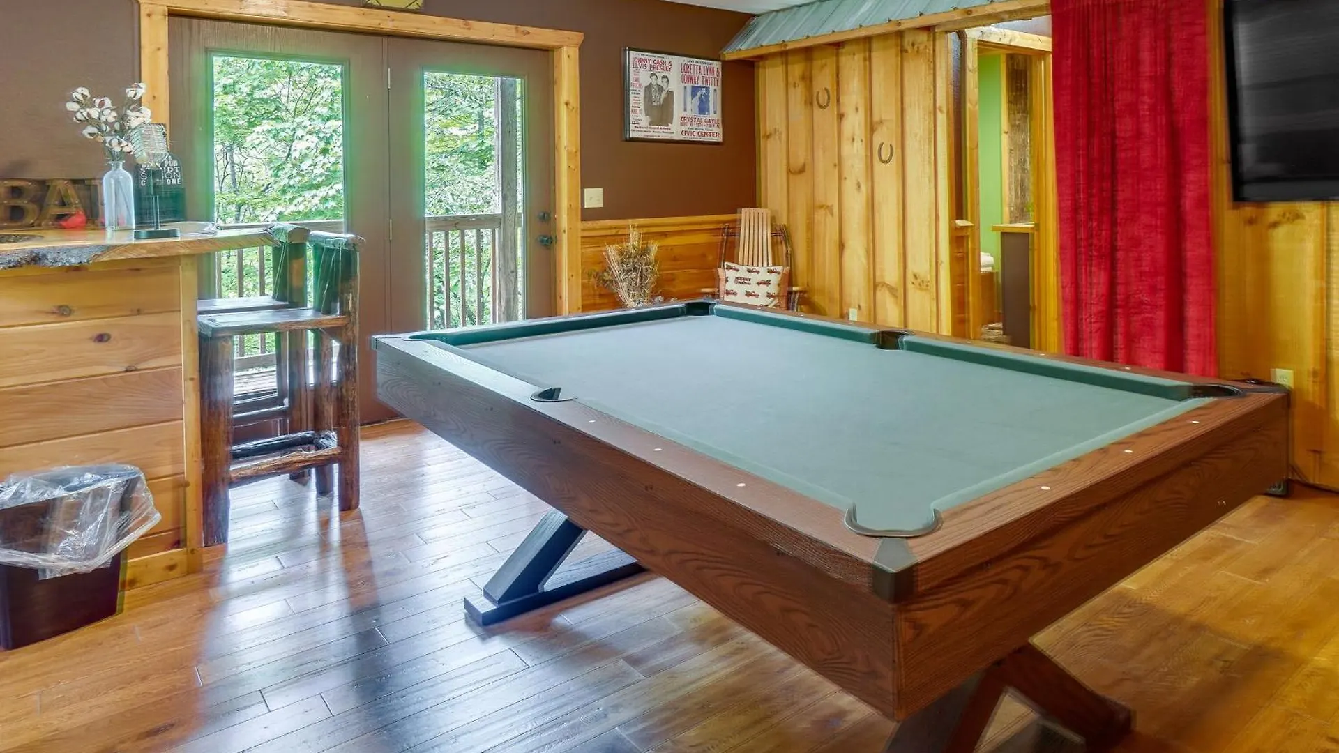 With Pool Table And Deck Near Town! 度假居