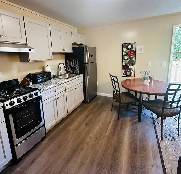 La Casita- King Suite, 3 Minutes To Parkway Holiday home
