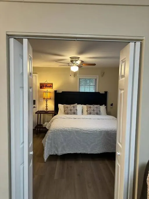 La Casita- King Suite, 3 Minutes To Parkway Holiday home *