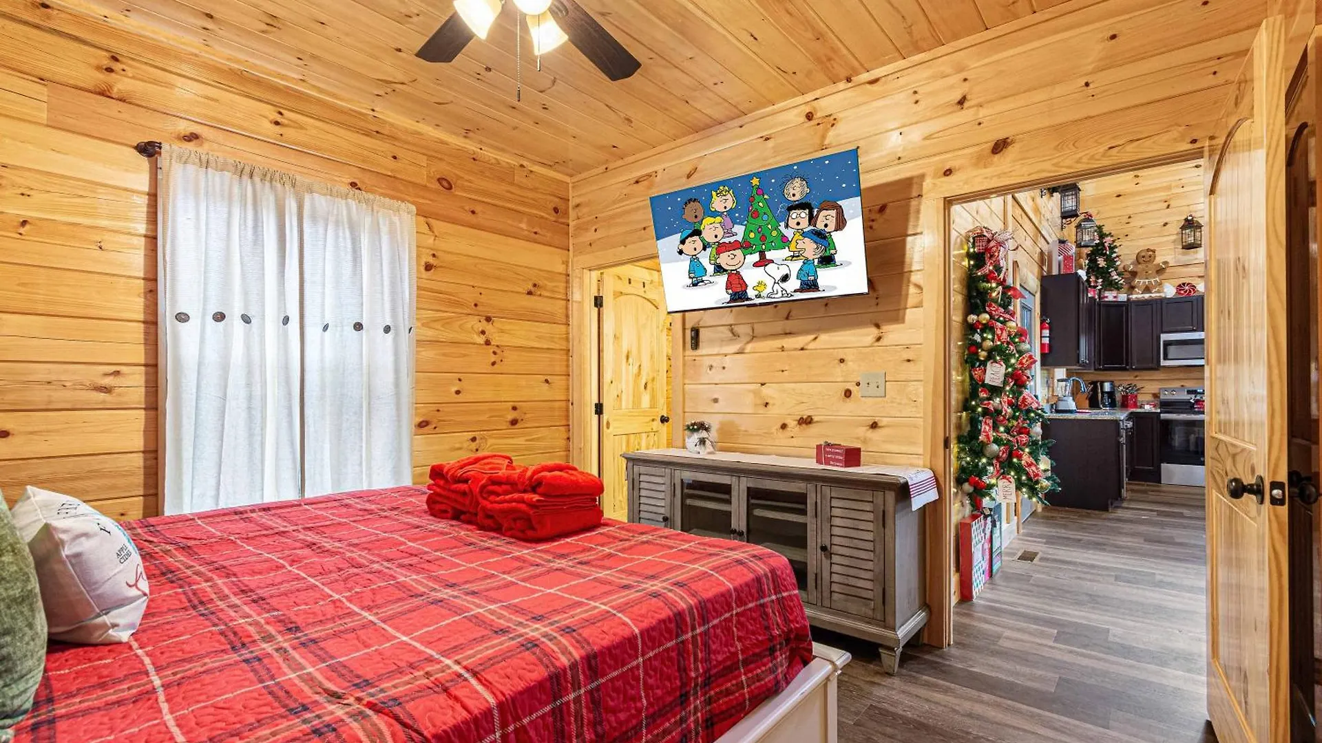 Xmascabins By Smokystays- Christmas Themed Year Round! Holiday home *