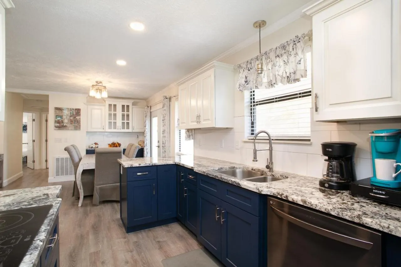 Cozy W Loveseat Fireplace Grill Holiday home Pigeon Forge