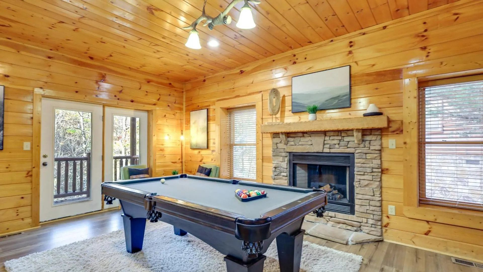 With Decks And Hot Tub! بيت للعطل