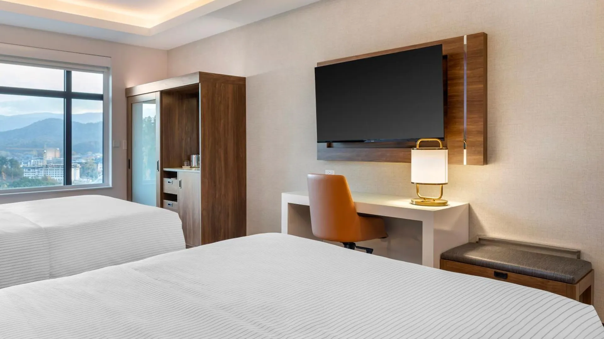 Cambria Hotel *
