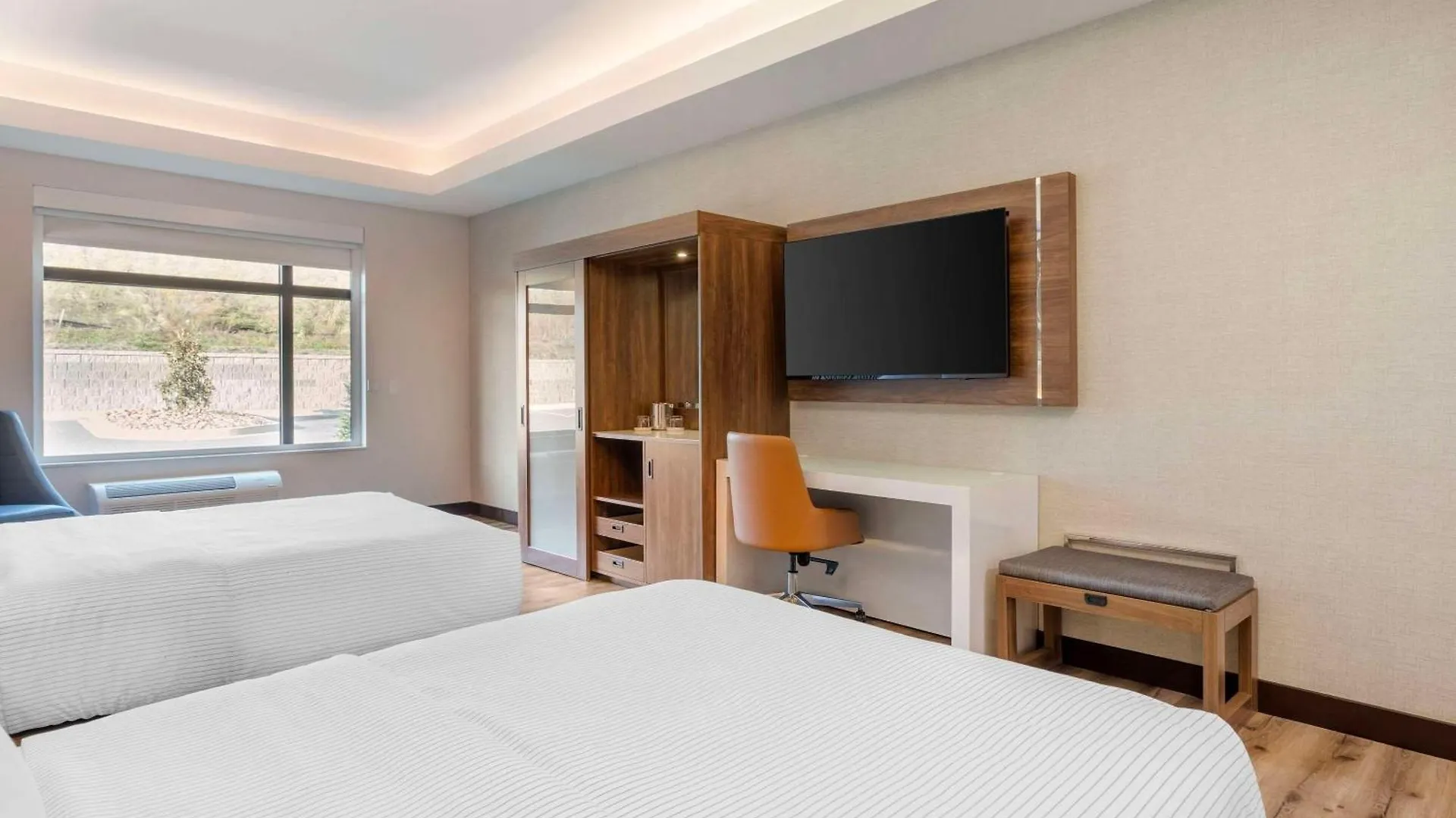 Cambria Hotel *