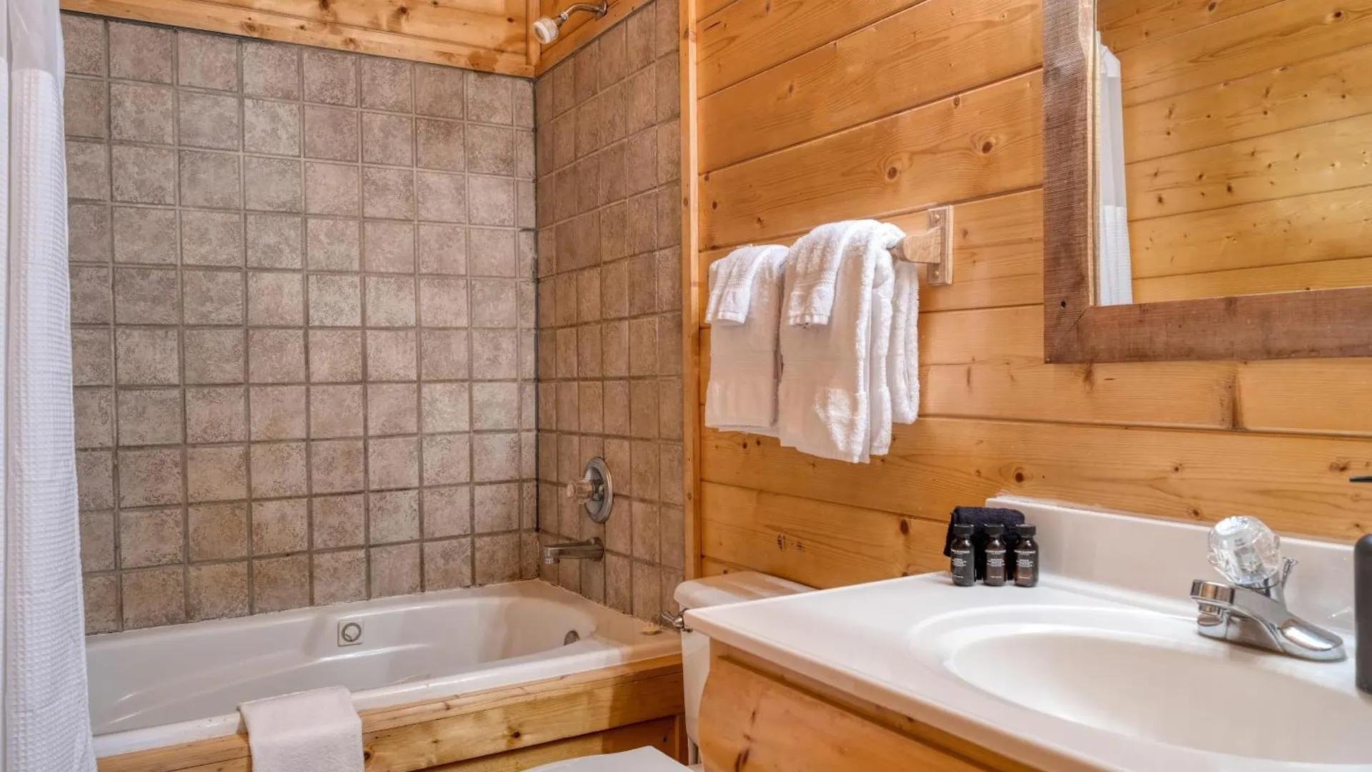 Holiday home Brookshore By Avantstay Relaxing Backyard Creek 10mins From