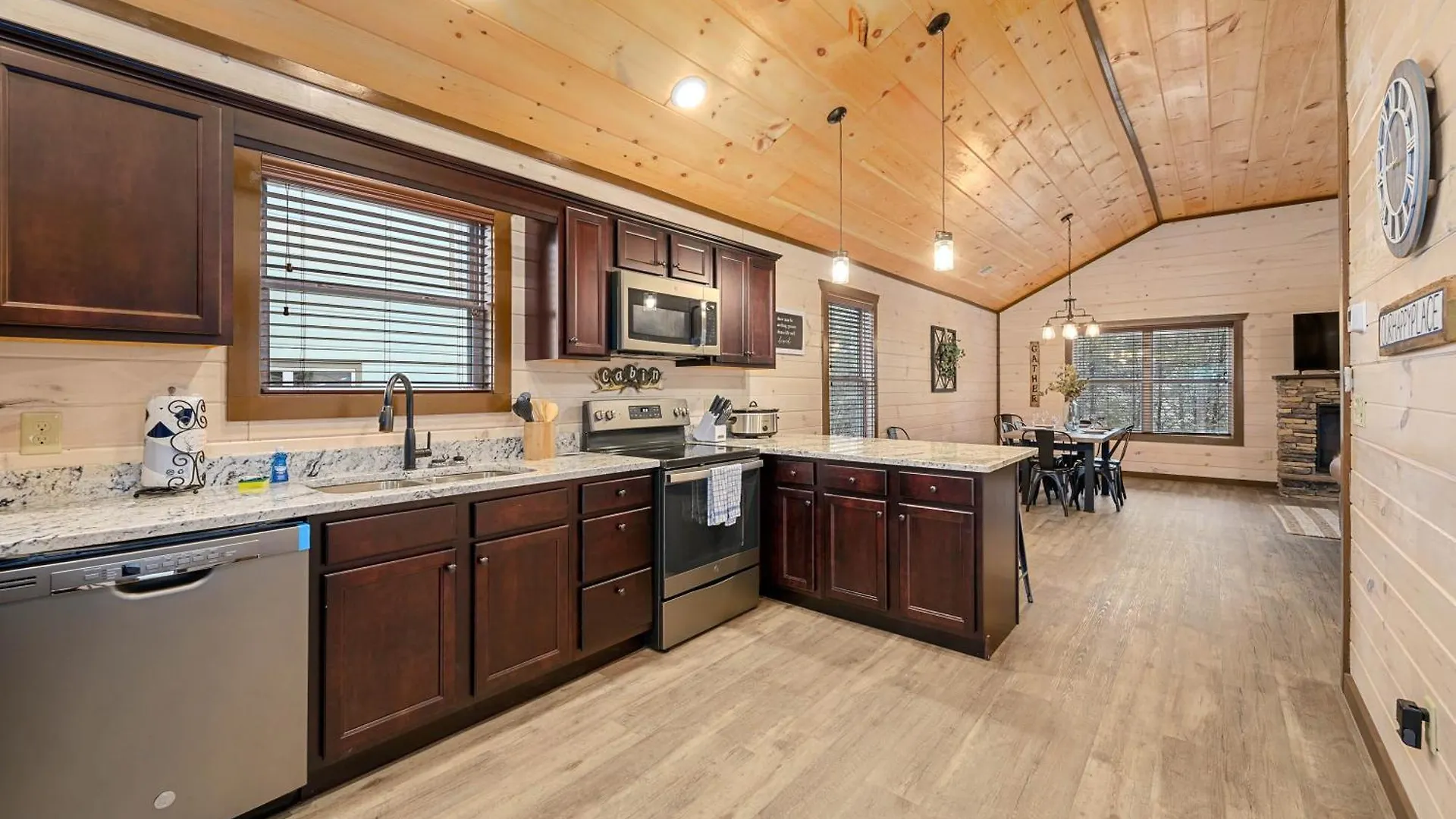 Luxury 3-br Minutes From Parkway With Game And Hot Tub Ferienhaus