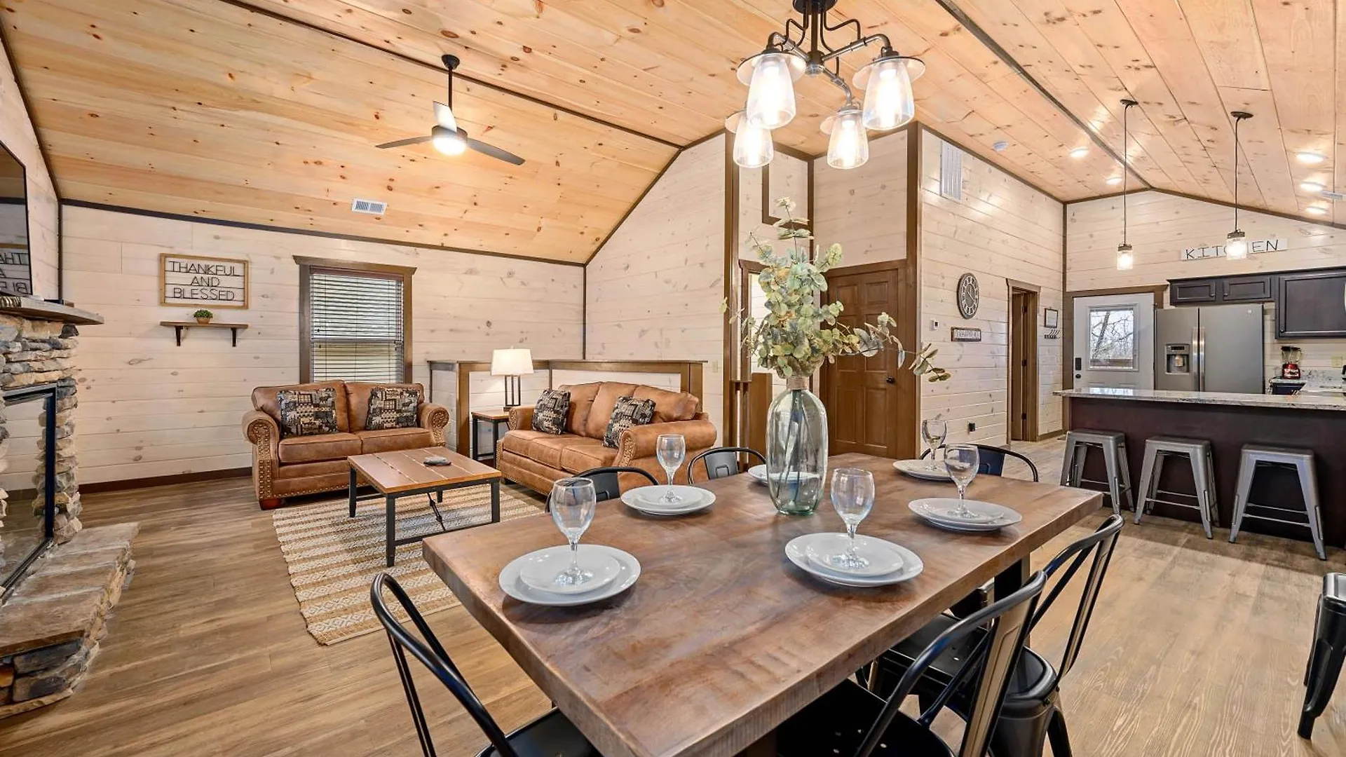 Luxury 3-br Minutes From Parkway With Game And Hot Tub Ferienhaus Pigeon Forge