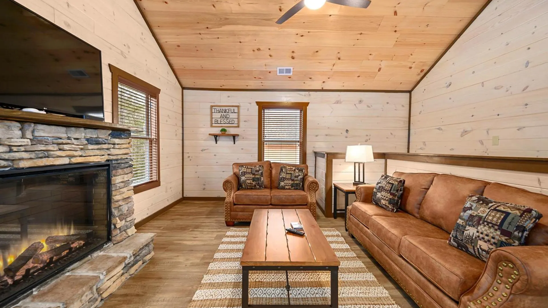 Ferienhaus Luxury 3-br Minutes From Parkway With Game And Hot Tub Pigeon Forge