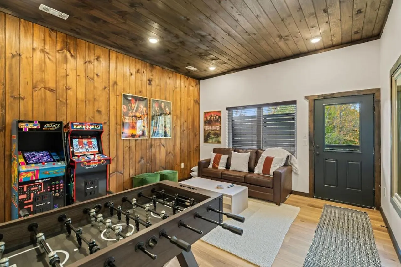 The Parkway Place Pool Hot Tub Arcade Foosball Semesterbostad
