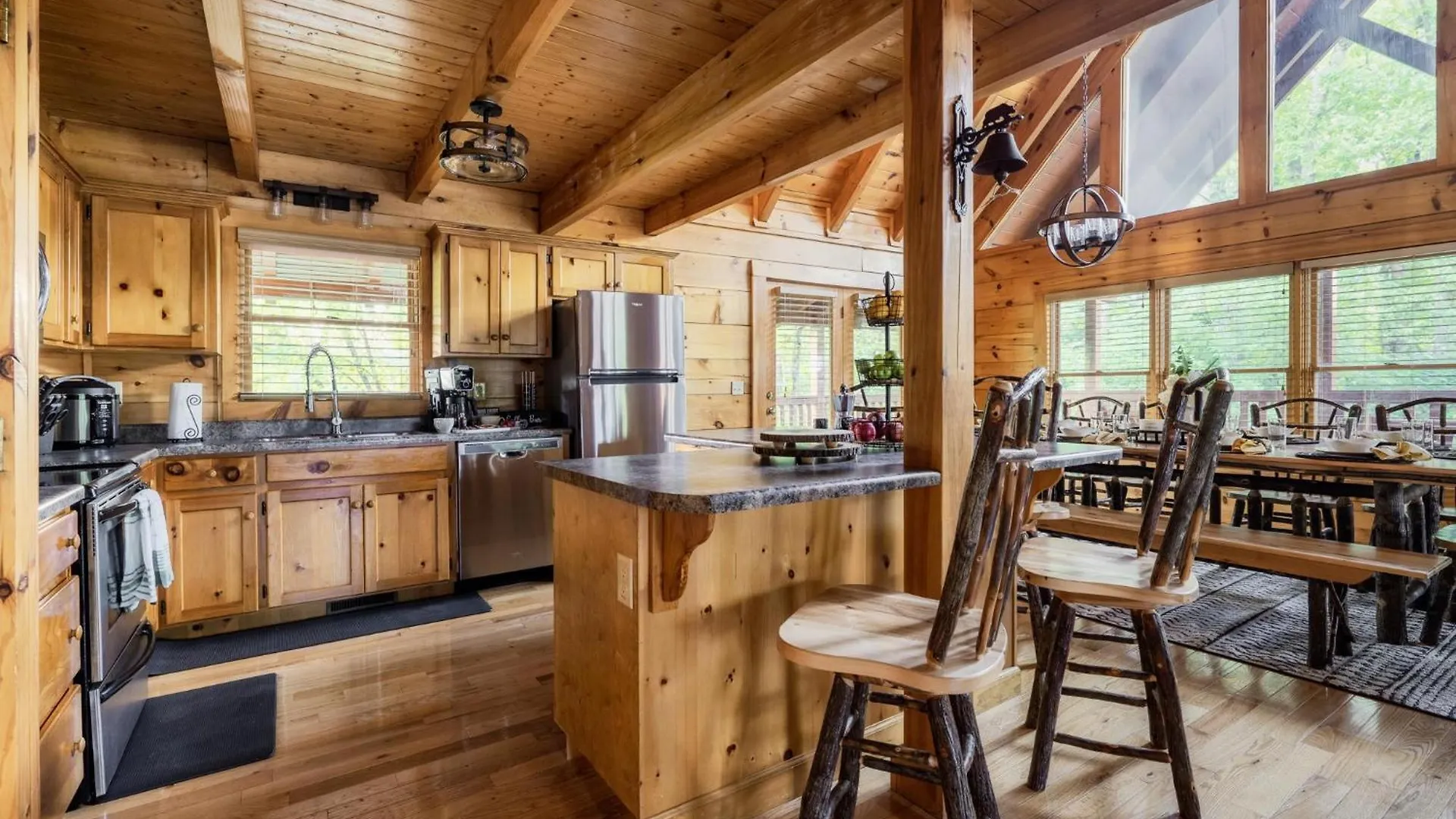 Alpine Near Dollywood, Hot Tub, Game Room, Outdoor Pool, Fast Wifi *