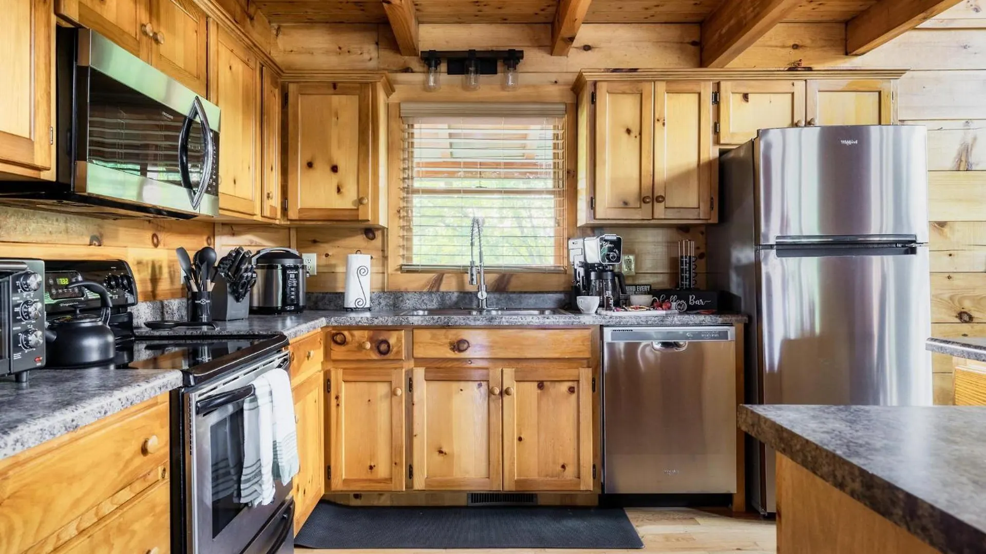 펜션 Alpine Near Dollywood, Hot Tub, Game Room, Outdoor Pool, Fast Wifi 비둘기 포지