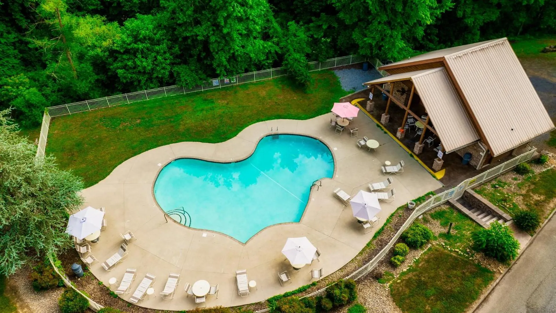 Alpine Near Dollywood, Hot Tub, Game Room, Outdoor Pool, Fast Wifi 펜션 *