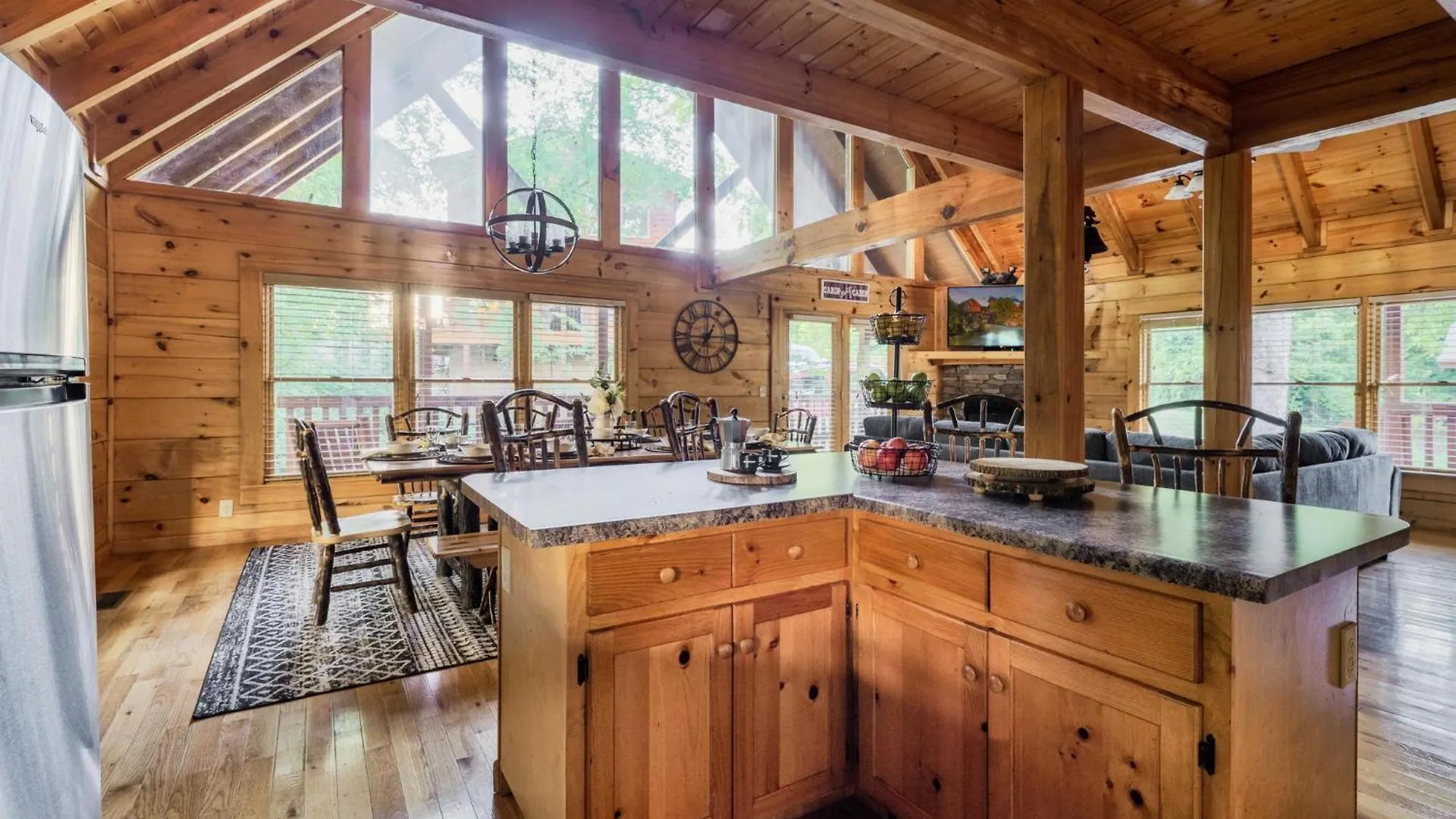 Alpine Near Dollywood, Hot Tub, Game Room, Outdoor Pool, Fast Wifi