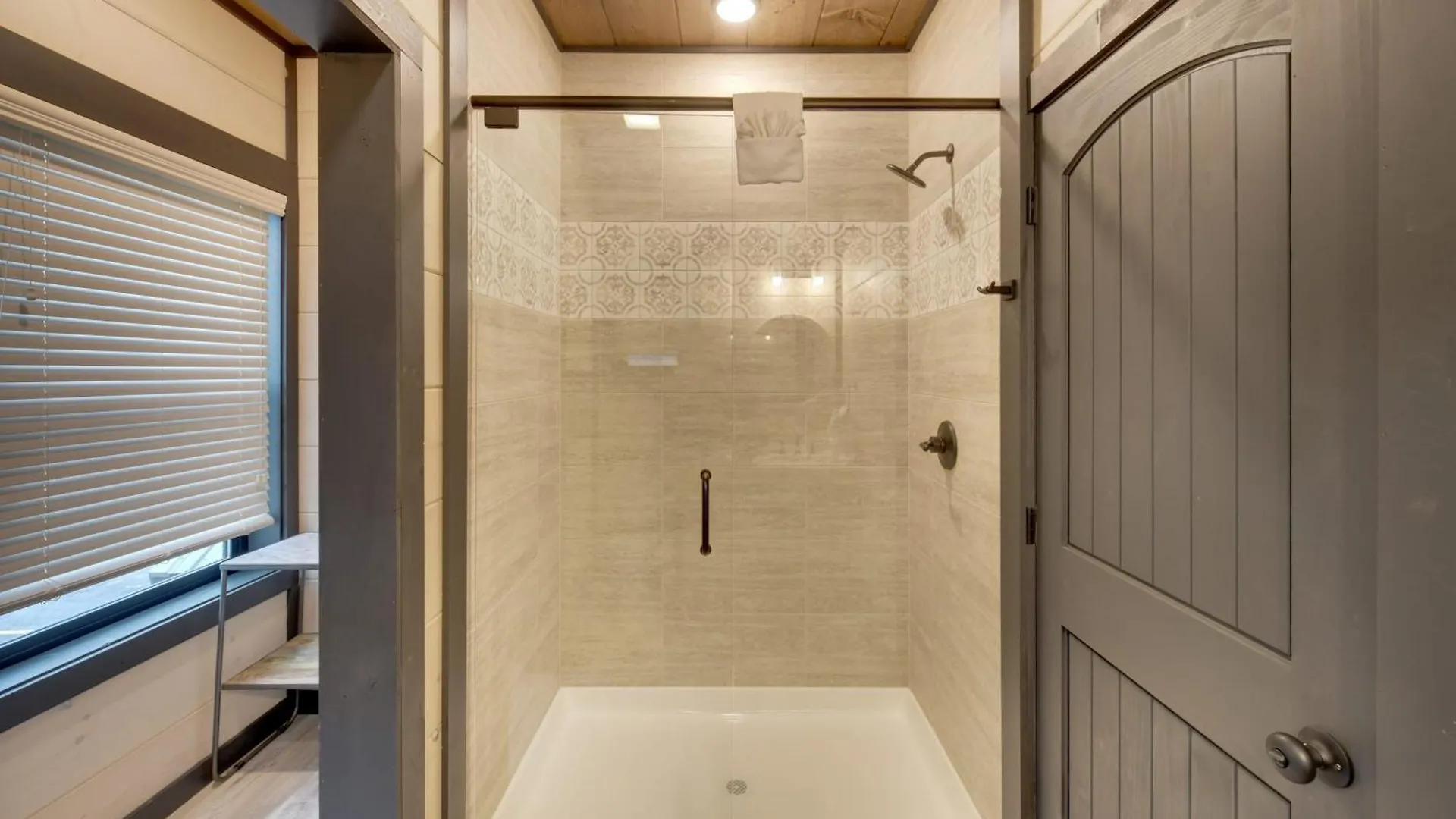Smith Creek - 5 Bedrooms 20 Guest - Indoor Pool - Amenities