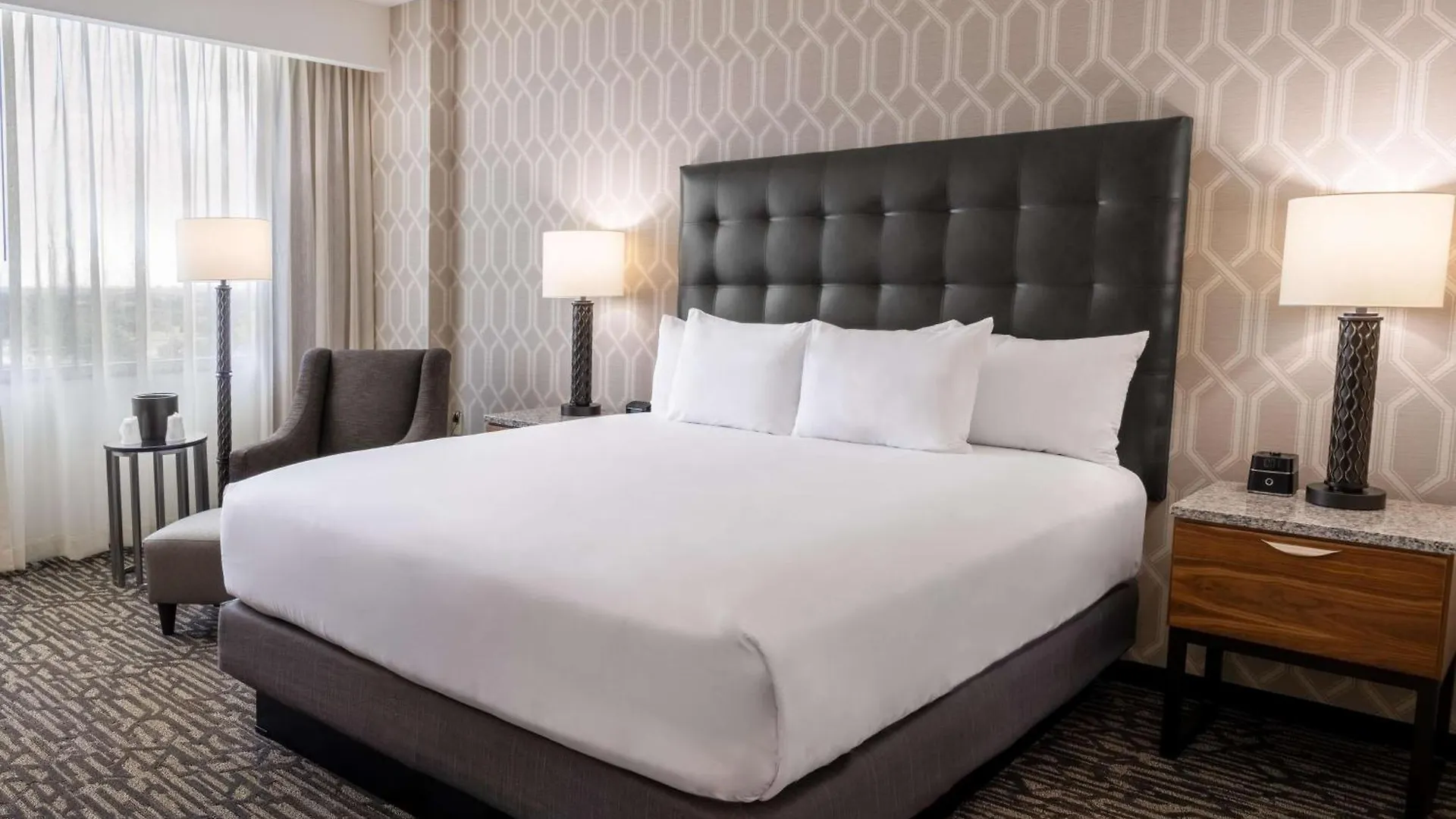 Hotel Drury Plaza 3*