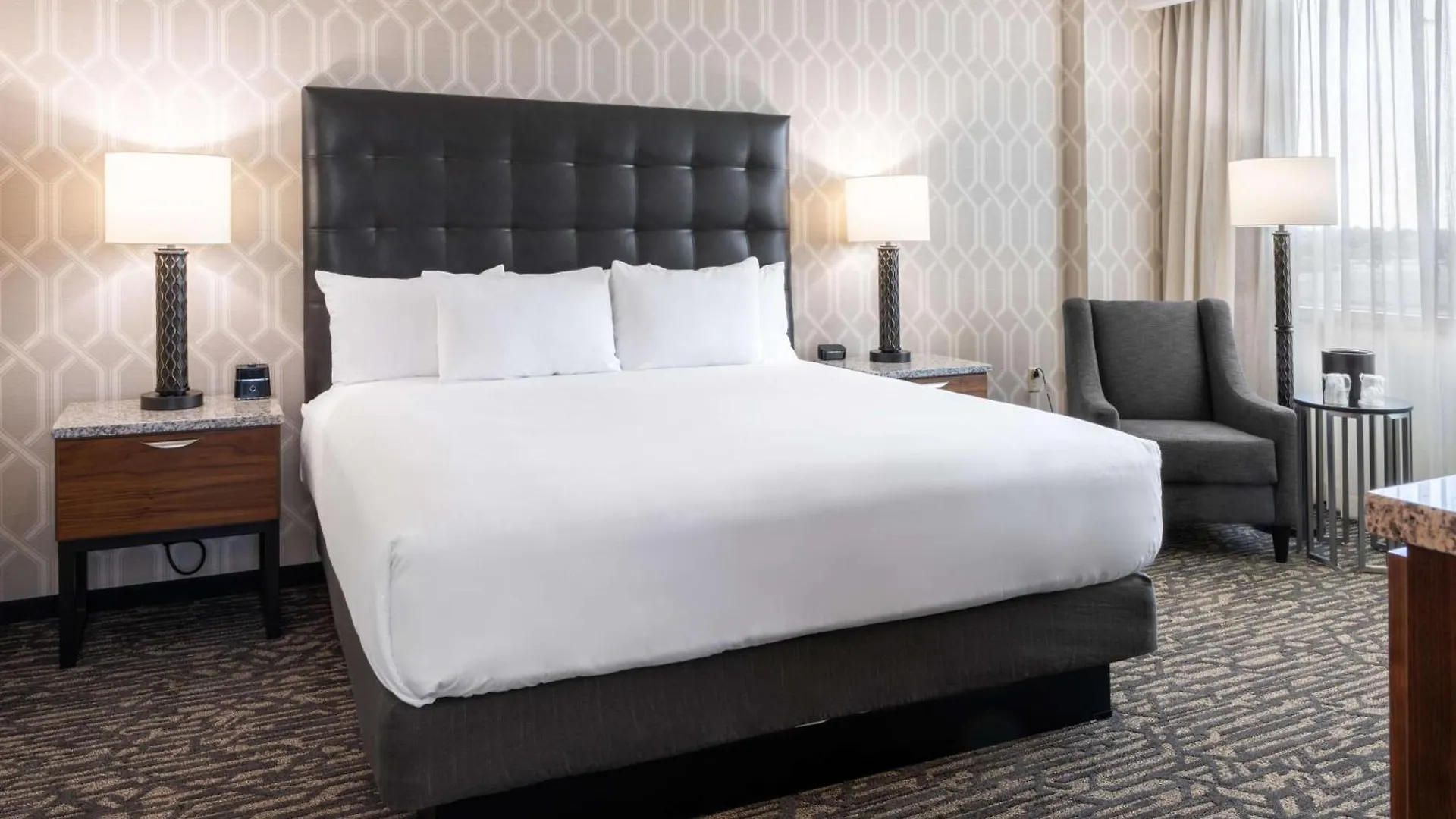 Drury Plaza Hotel 3*
