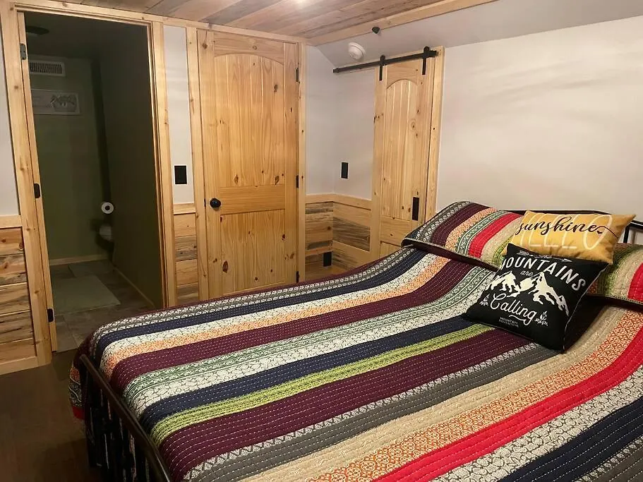 Creekside Hideaway - Real Log W/great Location Dom wakacyjny *