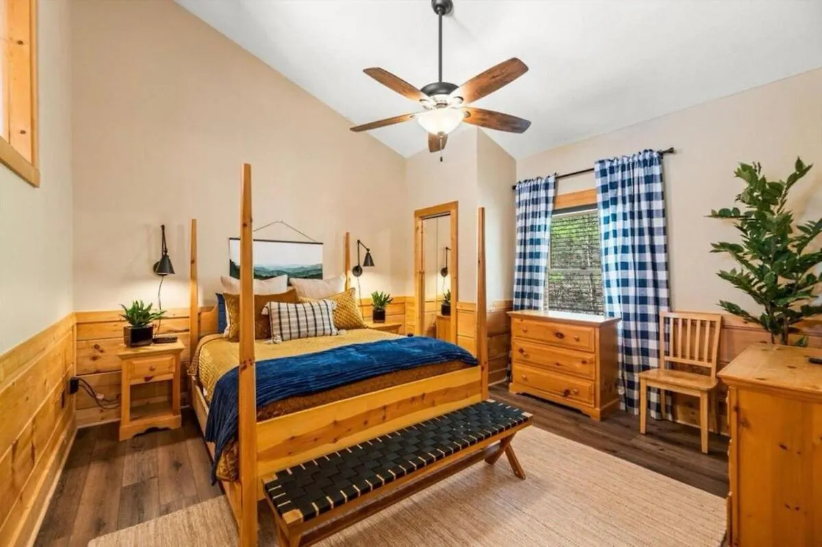 Kelly's Cozy 4 Bedroom Parkway