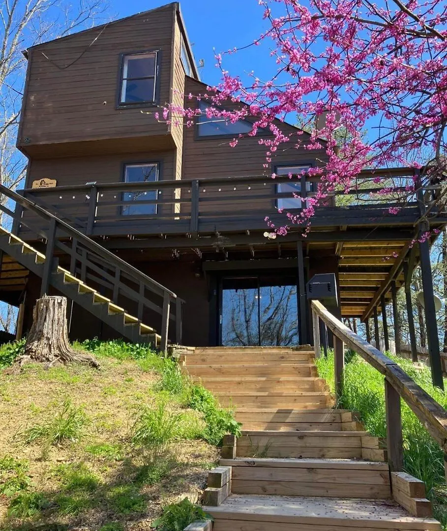 Whiskey Ridge 3 Bdrm Cabin-firepit, Fenced Yard, Hot Tub