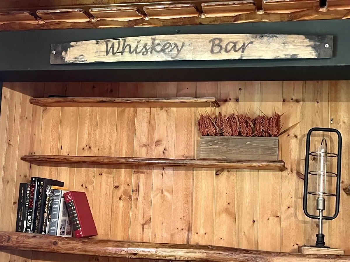 Whiskey Ridge 3 Bdrm Cabin-firepit, Fenced Yard, Hot Tub
