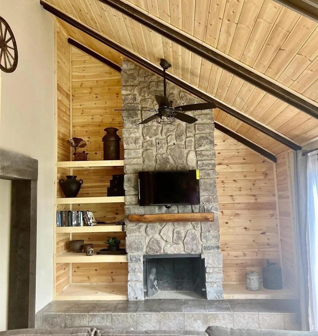 Whiskey Ridge 3 Bdrm Cabin-firepit, Fenced Yard, Hot Tub *