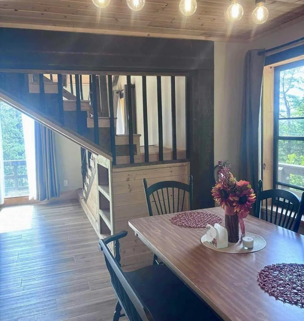 Whiskey Ridge 3 Bdrm Cabin-firepit, Fenced Yard, Hot Tub Holiday home