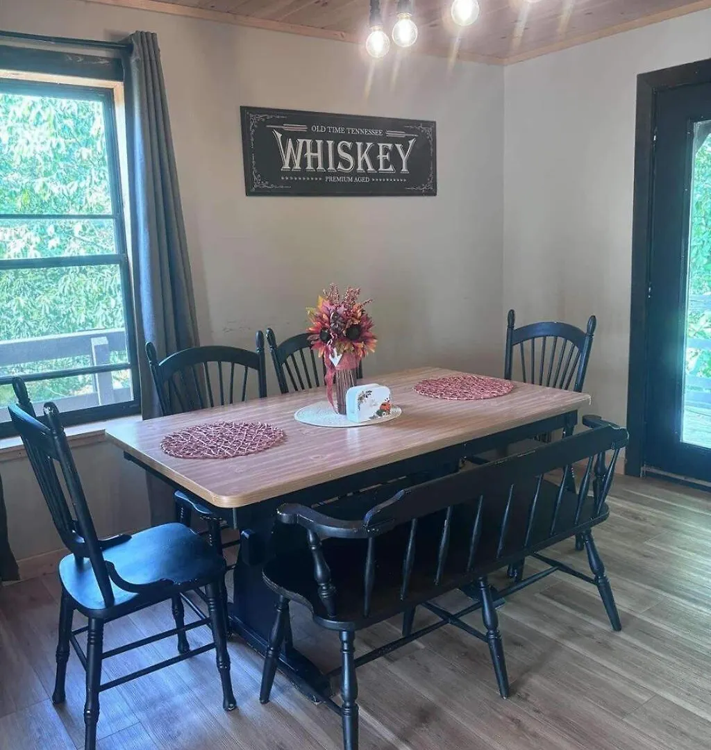 Whiskey Ridge 3 Bdrm Cabin-firepit, Fenced Yard, Hot Tub Holiday home *