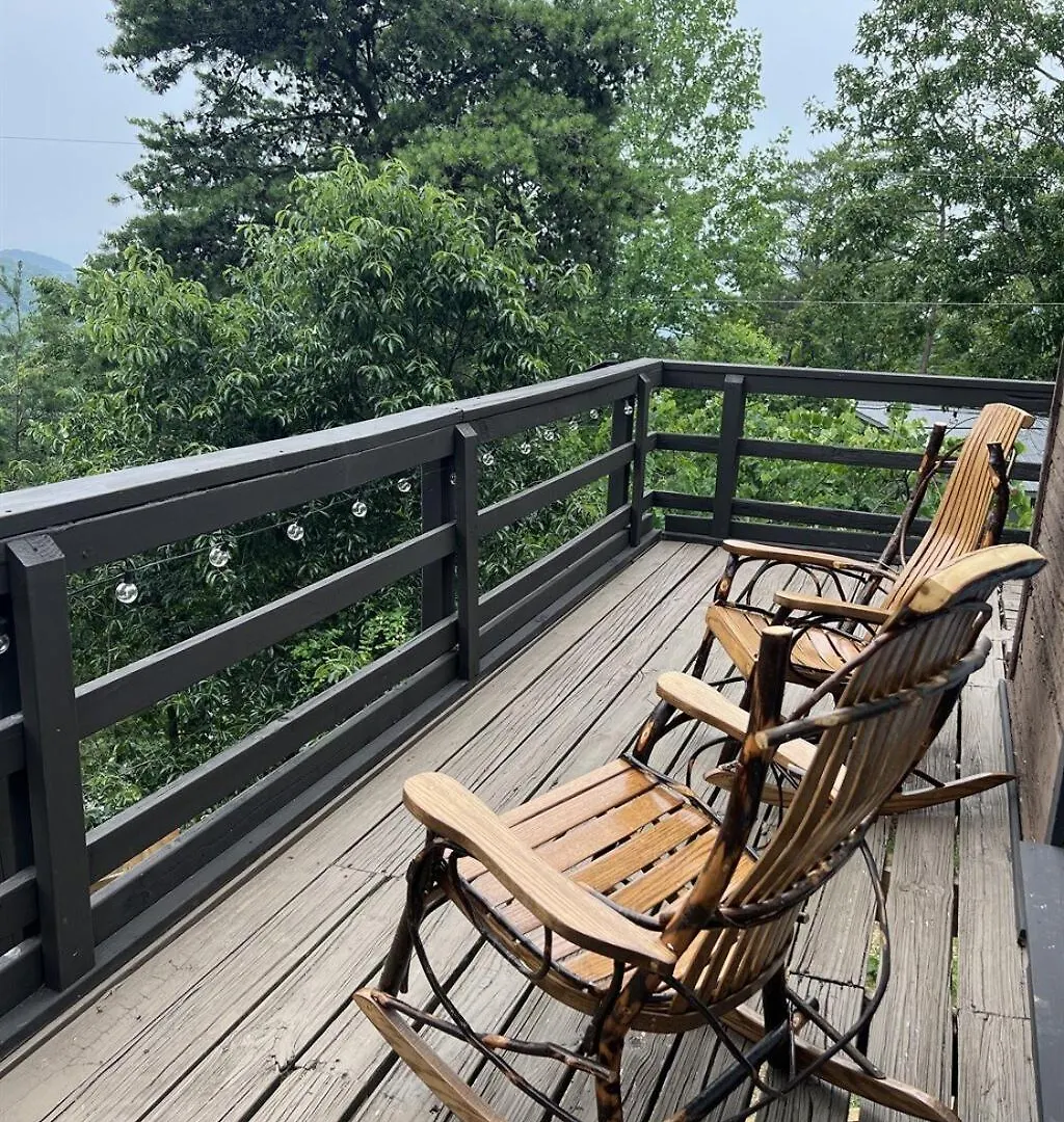 Whiskey Ridge 3 Bdrm Cabin-firepit, Fenced Yard, Hot Tub Holiday home