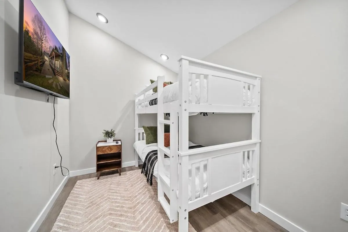 Lux Cabin, Indoor Heated Pool, Hot Tub, Arcades, Close To Dollywood Pigeon Forge