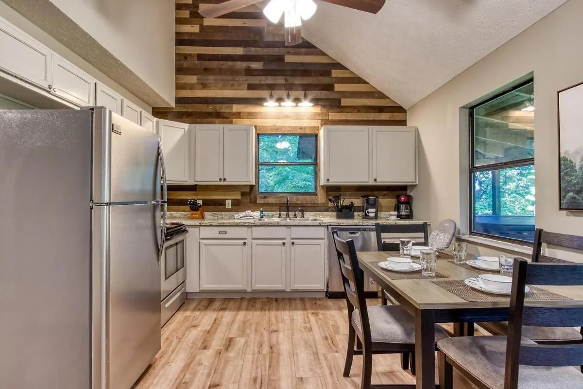 Serene W Hot Tub, Games, Wi-fi, Pets Ok Pigeon Forge